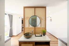 Signature Bungalow | Bathroom | Rainfall showerhead, hair dryer, bidet, towels - TUONG BOUTIQUE RESORT (Phan Thiet)