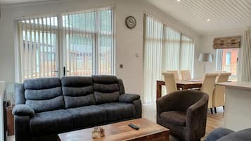 Smart TV, fireplace, DVD player