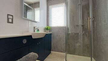 Combined shower/bathtub, hair dryer, towels