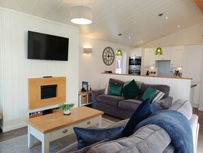 Smart TV, fireplace, books - Marina View - a holiday lodge that sleeps 6 guests in 3 bedrooms (Windermere)