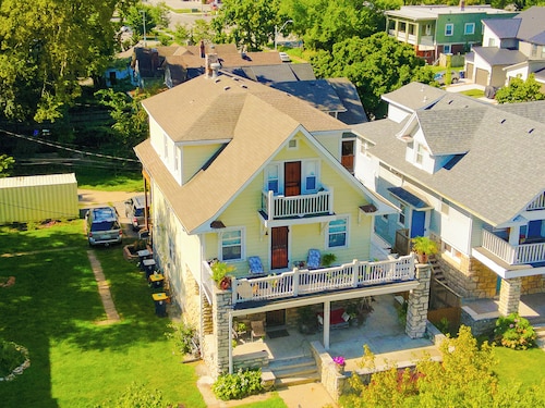 Newly Renovated Stylish 3rd Floor Apartment 5 mins from Country Club Plaza