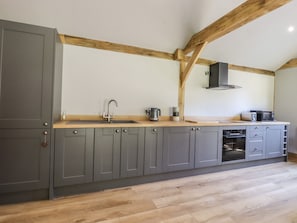 Réfrigérateur, lave-vaisselle, bouilloire électrique, grille-pain