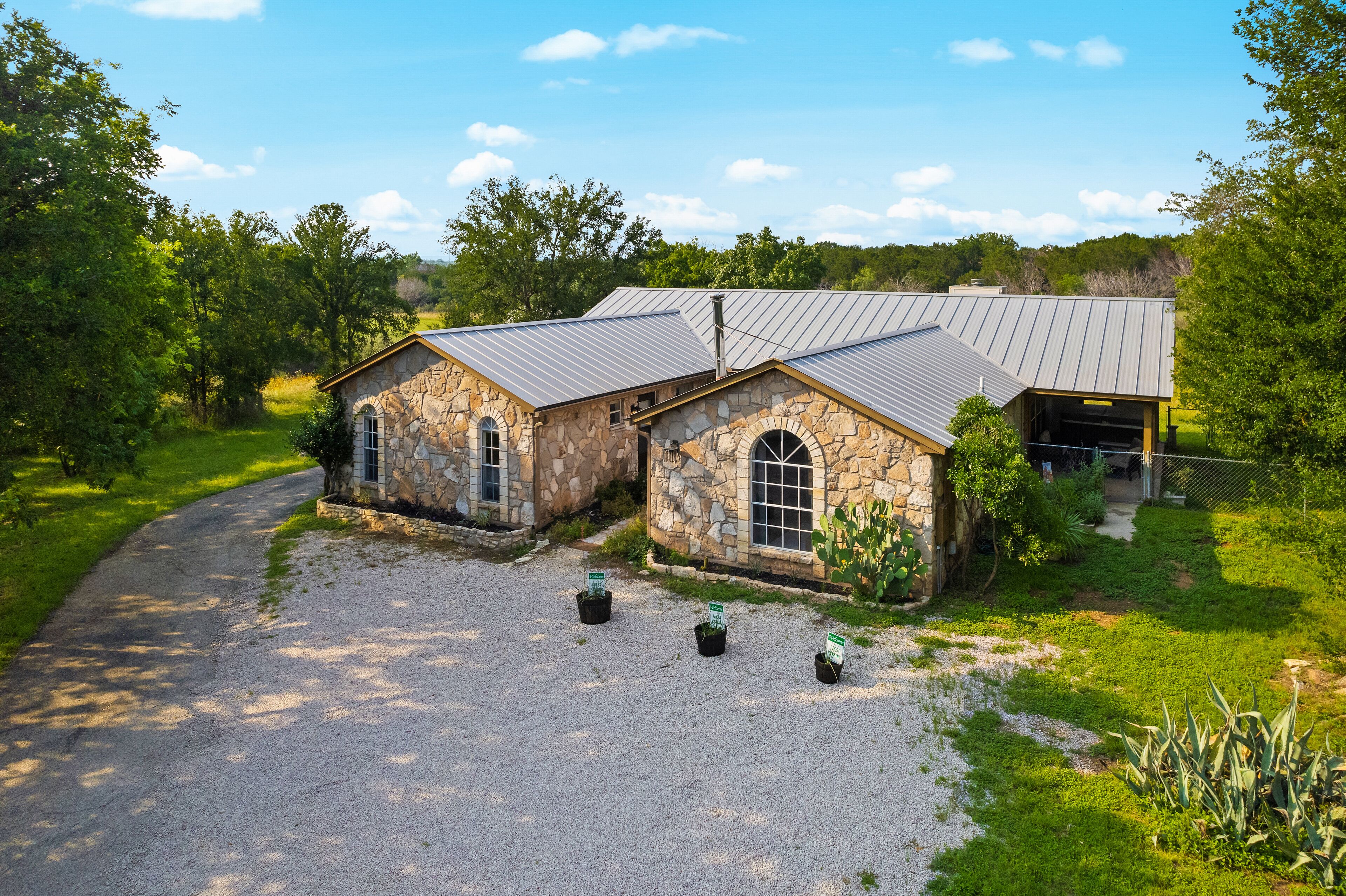 Mustang Hideaway – Scenic 2 BDR w/ Private Hot Tub, Pet Friendly!