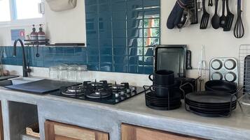 Refrigerador, lavavajillas, cafetera de espresso y cafetera y tetera