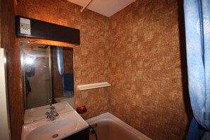 Hair dryer, towels, soap, toilet paper - 1 bedroom flat+balcony+parking+Wifi,in the center of town (Bourg-Saint-Maurice)