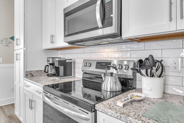 冰箱、微波炉、烤箱、炉灶