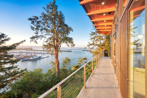 NEW! Luxury, Waterfront, Natural beauty, Near restaurants (Harbor)