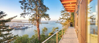 NEW! Luxury, Waterfront, Natural beauty, Near restaurants (Harbor)