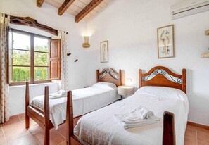 3 chambres, fer et planche à repasser, Wi-Fi, draps fournis