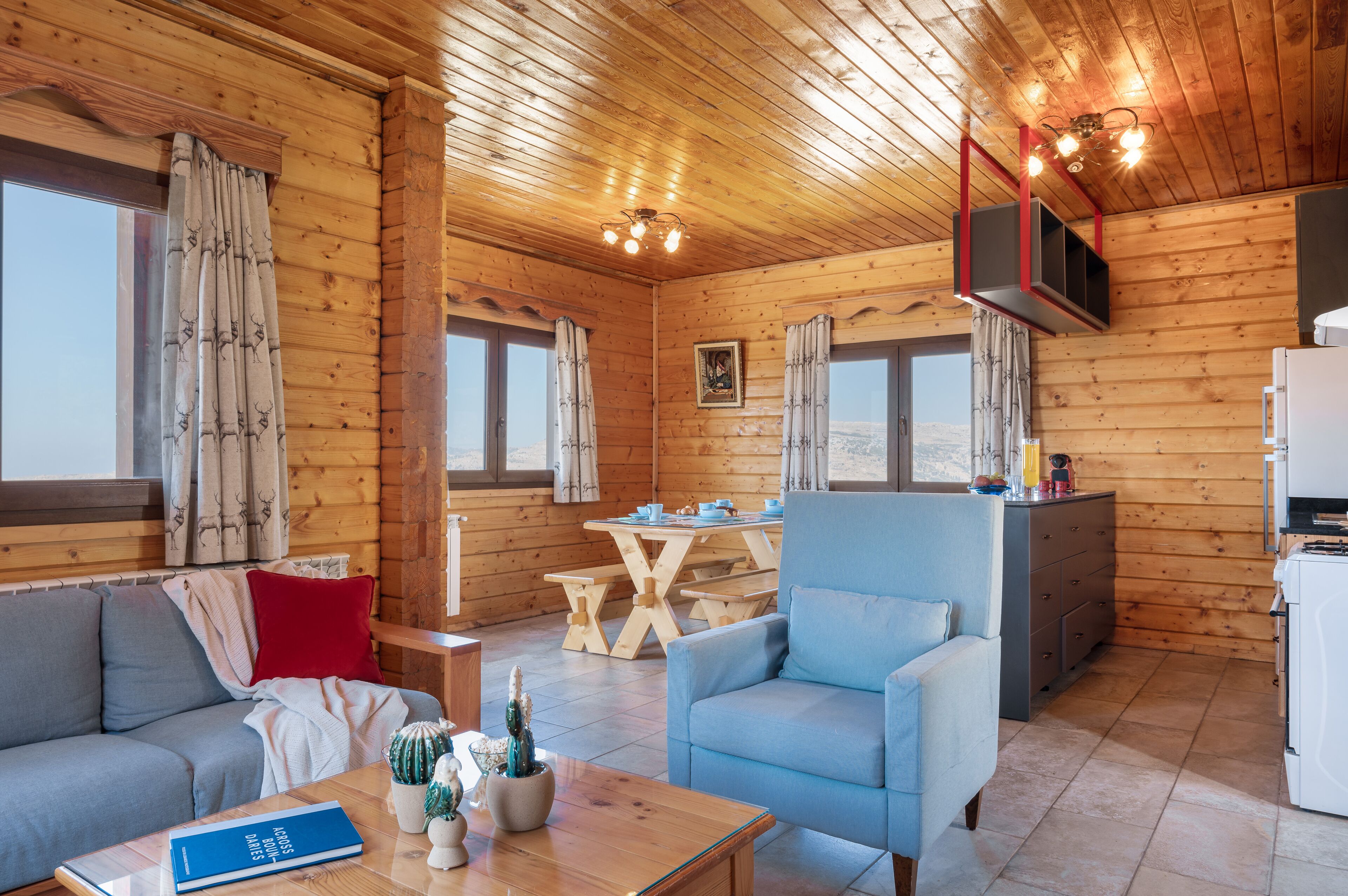 Executive-Villa, Raucher, Talblick | Wohnbereich | 75-Zoll-Smart-TV mit Kabelempfang, Fernseher, Kamin