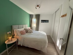 1 slaapkamer, een strijkplank/strijkijzer