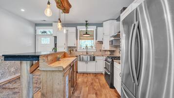 Cottage, 3 Bedrooms | Private kitchen | Fridge, oven, coffee/tea maker, toaster