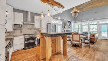 Cottage, 3 Bedrooms | Private kitchen | Fridge, oven, coffee/tea maker, toaster