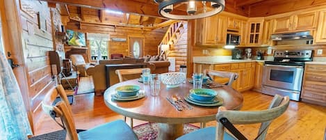 Cabin, 3 Bedrooms | Dining
