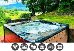 Outdoor spa tub - Burning Tree 3 Bedroom Cabin by RedAwning (Sevierville)