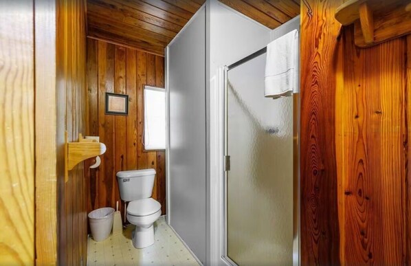 Bathroom - Little Greenbriar Lodge 13 Bedroom Cabin by RedAwning (Sevierville)