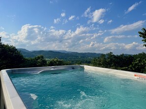 Cabin, Multiple Bedrooms | Private spa tub