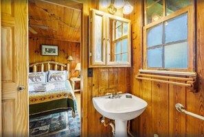 Bathroom - Little Greenbriar Lodge 13 Bedroom Cabin by RedAwning (Sevierville)