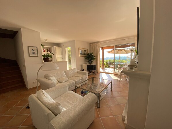 Älytelevisio, takka, kirjoja, stereot