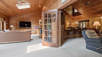 Smart TV, fireplace, DVD player, books