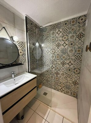 Secador de cabelo, toalhas de banho, sabonete, papel higiênico