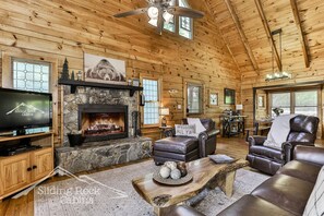 Smart TV, fireplace - Sounds of Silence- 3/3 dog friendly, hot tub, fenced, PAVED ROAD, sleeps 8 (Morganton)