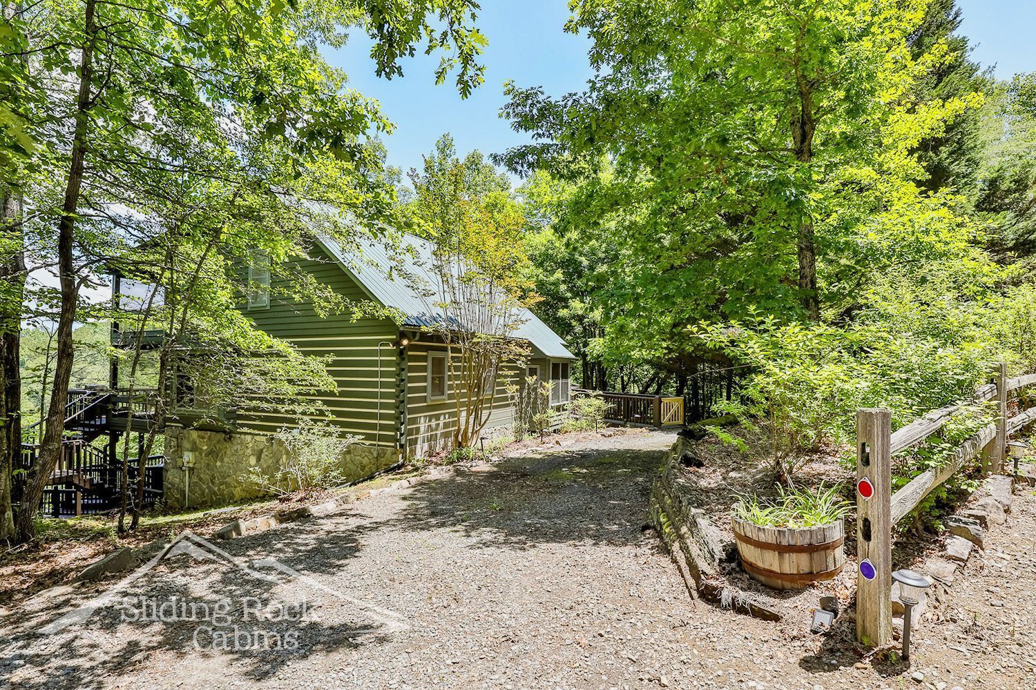 Sounds of Silence- 3/3 dog friendly, hot tub, fenced, PAVED ROAD, sleeps 8