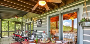 Outdoor dining - Sounds of Silence- 3/3 dog friendly, hot tub, fenced, PAVED ROAD, sleeps 8 (Morganton)