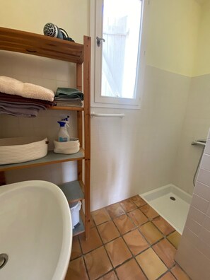 Dusche, Haartrockner, Bidet, Handtücher