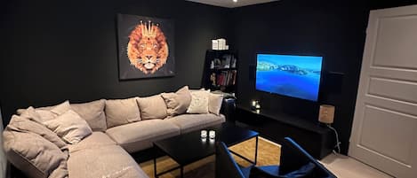 Apartment | Wohnbereich | Flachbildfernseher, Videospielkonsole