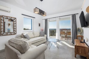 Una televisión, una chimenea