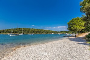 Beach - Apartment UNA with a pleasant terrace near Pula (Vinkuran)