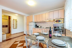 Kühlschrank, Mikrowelle, Ofen, Geschirrspüler