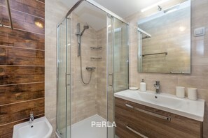 Dusche, Haartrockner, Handtücher