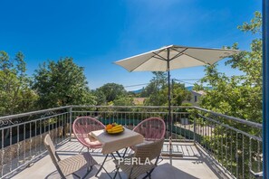 Outdoor dining - Cozy apartment AMY with large terrace (Pinezici)