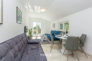 TV - Cozy apartment AMY with large terrace (Pinezici)