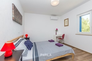 1 habitación, tabla de planchar con plancha, wifi y ropa de cama 