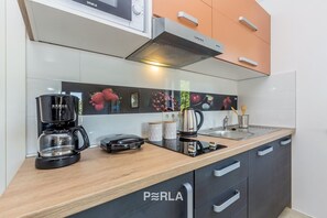 Kjøleskap, mikrobølgeovn, oppvaskmaskin og kaffetrakter/tekoker