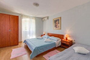 Une chambre à coucher avec un lit, des tables de chevet, une armoire et un tableau au mur.