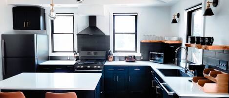 Réfrigérateur, micro-ondes, four, plaque de cuisson