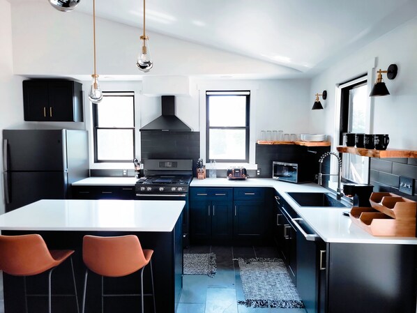 冰箱、微波炉、烤箱、炉灶