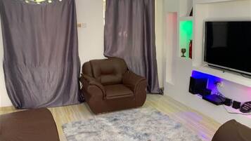 Een smart-tv en een open haard