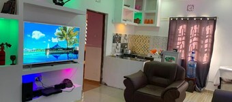 Crystal Homes. Classy, Secure & private with wifi, netflix & swimmingpool