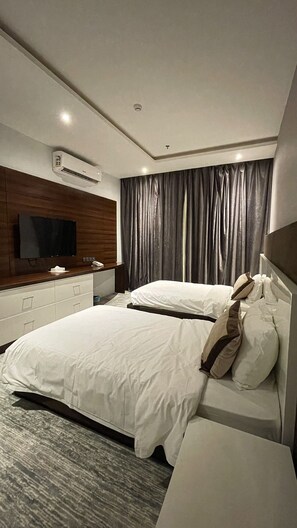 Caja de seguridad en la habitación, escritorio y cortinas blackout 