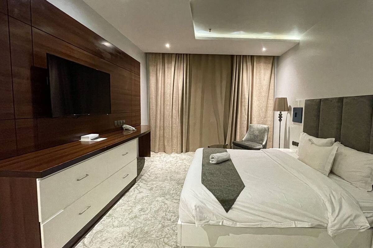 Caja de seguridad en la habitación, escritorio y cortinas blackout