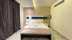 Caja de seguridad en la habitación, escritorio y cortinas blackout 