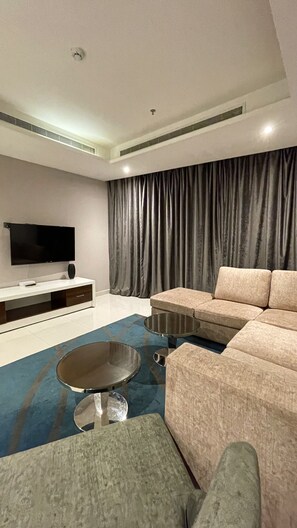 Caja de seguridad en la habitación, escritorio y cortinas blackout 