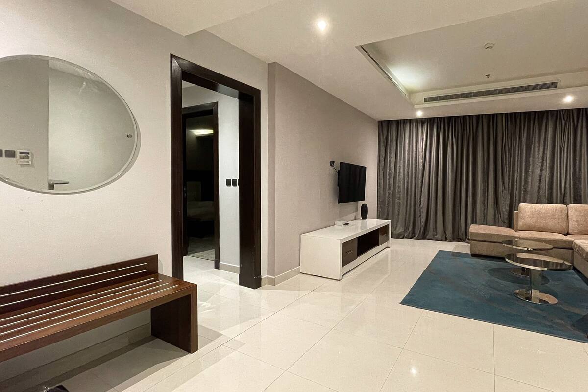 Caja de seguridad en la habitación, escritorio y cortinas blackout