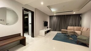 Caja de seguridad en la habitación, escritorio y cortinas blackout 