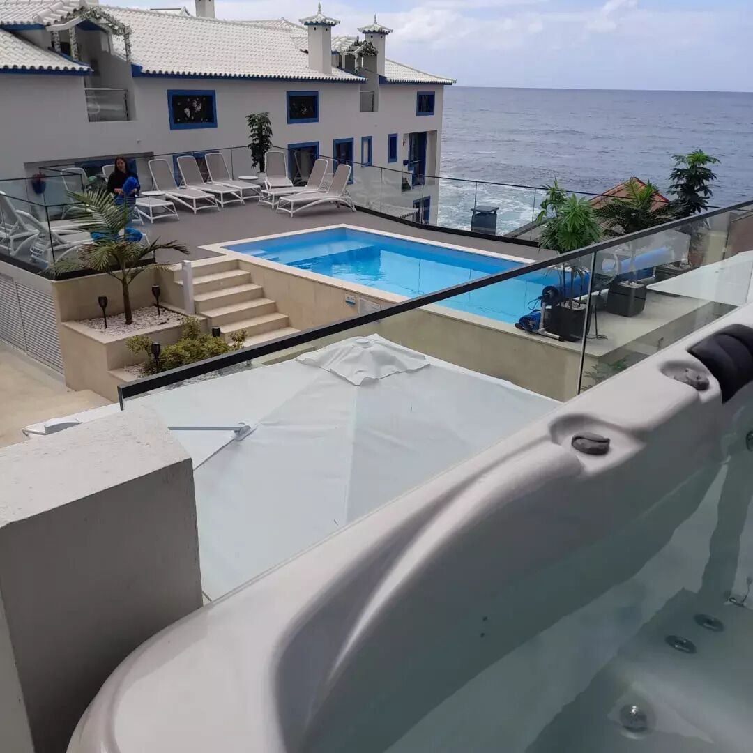 Hồ bơi ngoài trời, ghế dài tắm nắng 